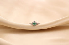 Cargar imagen en el visor de la galería, Anillo Color Halo Esmeralda