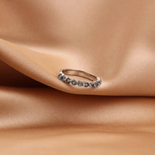 Cargar imagen en el visor de la galería, Anillo Banda de Topacio Swiss Blue