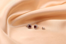 Cargar imagen en el visor de la galería, Aretes Halo Redondo con Granate