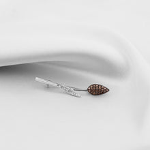 Cargar imagen en el visor de la galería, Prendedor flor de diamante