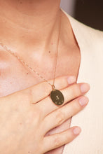 Cargar imagen en el visor de la galería, Dije, medalla personalizada en oro 18K