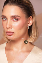 Cargar imagen en el visor de la galería, Dije, medalla personalizada en oro 18K