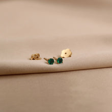 Cargar imagen en el visor de la galería, Topos Zaina 4mm Esmeralda en Oro amarillo