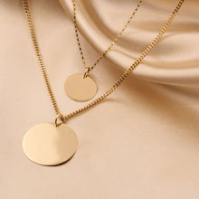 Cargar imagen en el visor de la galería, Dije, medalla personalizada en oro 18K