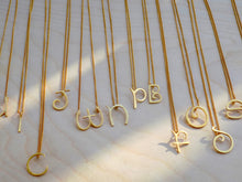 Cargar imagen en el visor de la galería, Collar Letras Gold
