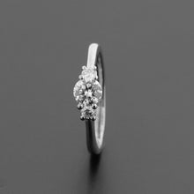 Cargar imagen en el visor de la galería, Anillo Tres Piedras
