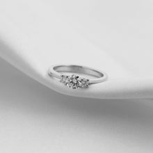 Cargar imagen en el visor de la galería, Anillo Tres Piedras
