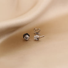 Cargar imagen en el visor de la galería, Aretes Flor de Diamante con 4 uñas
