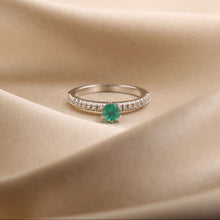 Cargar imagen en el visor de la galería, Anillo Julia con Esmeralda
