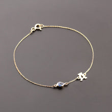 Cargar imagen en el visor de la galería, Pulsera lagrima de zafiro con letra
